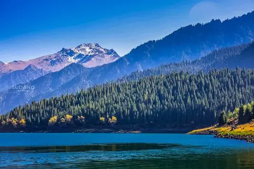 中国最美天池之一有天山明珠之盛誉相传是西王母的梳妆镜