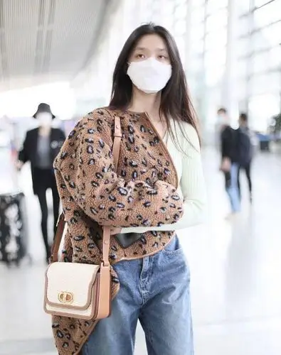 女演员林允街拍,穿针织衫牛仔裤老爹鞋,挎编织包清新淑女