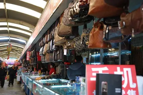 在天津塘沽洋货市场随拍了几张,向大家介绍一下.