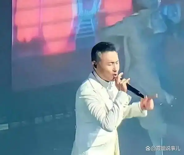 张学友庆祝60岁生日,启动了他备受期待的"60 巡回演唱会",为数不清的