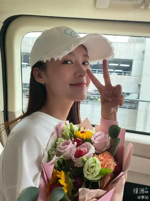 李沁晒粉丝送的樱桃花 收到的樱桃被粉丝吃了一半