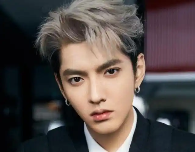 吴亦凡珠宝潮流戴法 晒bvlgari b.zero1系列多样化风格态度