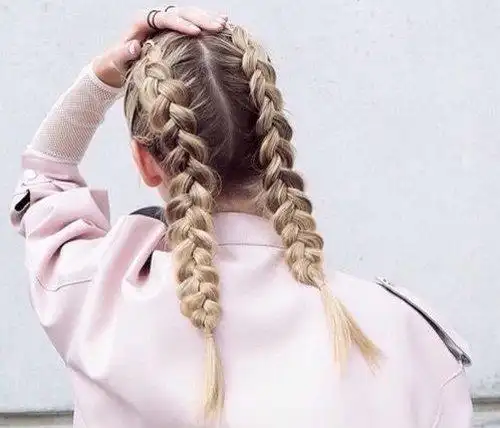 不是的,最近新出的一组欧美英伦风的女生 辫子发型,长长的双辫子对