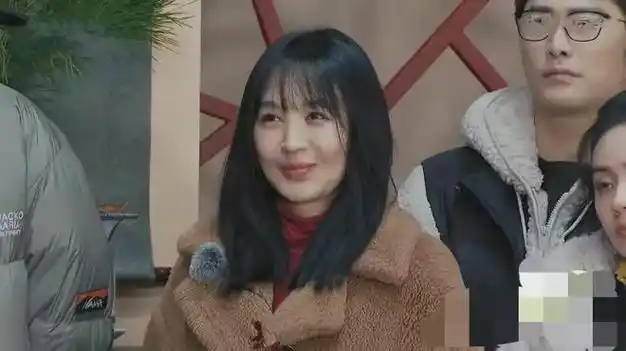 此时李菲儿听着尔导的批评,还面带微笑.此时的表情真的耐人寻味.