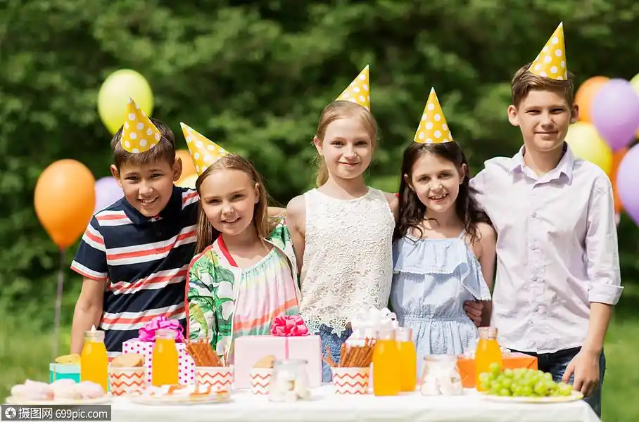假期,童庆祝快乐的孩子拥抱生日聚会夏季花园快乐的孩子夏季花园的