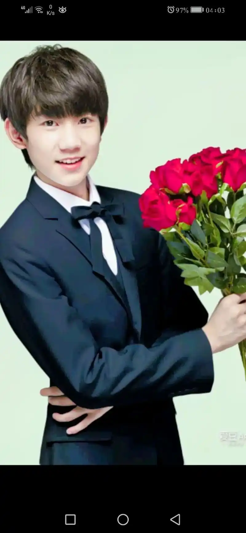 王源  如果有一天他用拿话筒的手捧着鲜花出现在你面前……  - 抖音