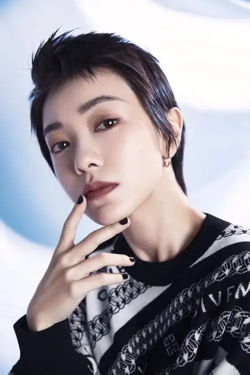 郭采洁的黑白配才是真经典,什么时候穿都不过时