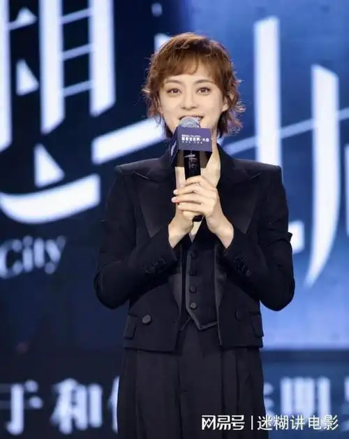 孙俪形象大变样烫羊毛卷穿深v西服少女感十足不愧健身达人