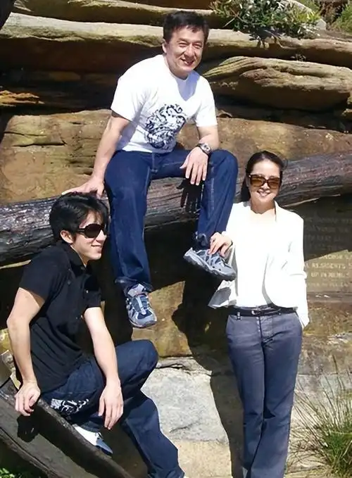 回顾成龙和亲哥安徽相认对方一贫如洗他帮没帮两个亲哥哥