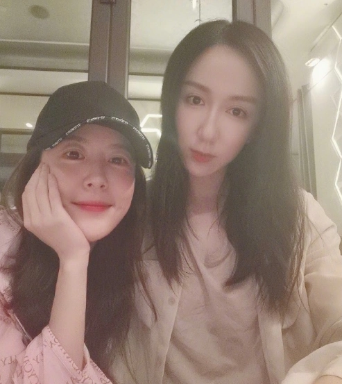 娄艺潇李金铭晒合影嘟嘴卖萌却弄巧成拙她们明显整容了