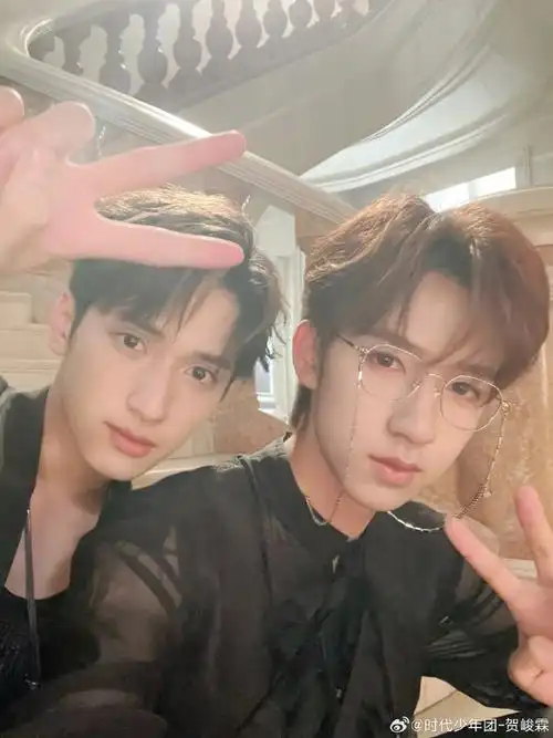 贺峻霖愿严浩翔19岁的每一天都收获更多欢笑##严浩翔贺峻霖比耶合照