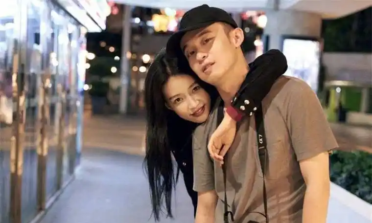 原创董子健抢零点为孙怡庆生发图配文吸睛热议纷纷