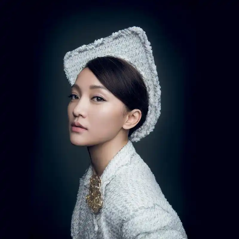 18年后,周迅从恩师谢铁骊导演手中接过"最佳女演员"的奖杯