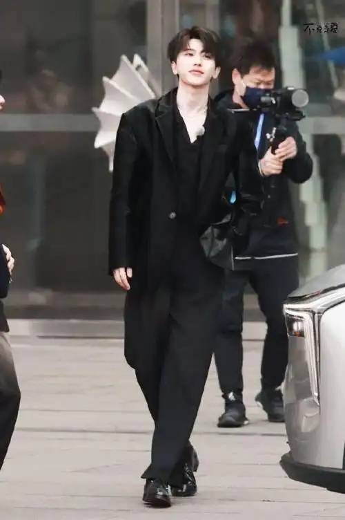 蔡徐坤奔跑吧黑西装红底鞋造型公开潇洒贵公子送上今日份绅士鞠躬