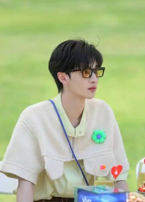 时代少年团严浩翔被人利用了或许成了vava新歌炒作的工具