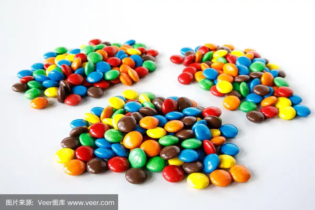 三堆彩色smarties