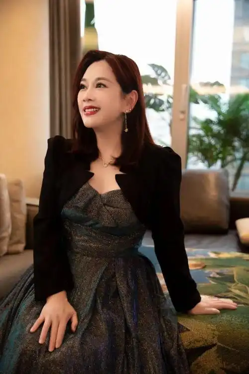 陈松伶亮相传媒荣誉之夜穿搭不仅显得粗壮更是有些老气