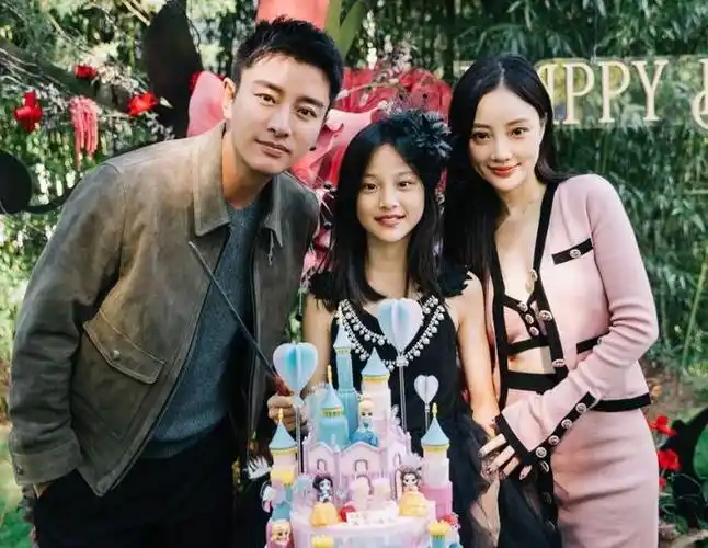 偶遇贾乃亮父女欢乐谷游玩同行女子身份引猜测11岁甜馨像巨星