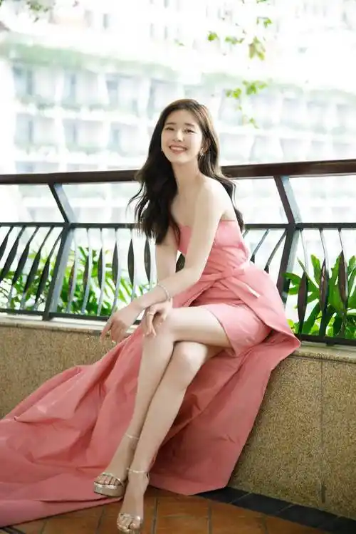 赵露思亮相elle风尚大典粉色抹胸裙尽显少雅