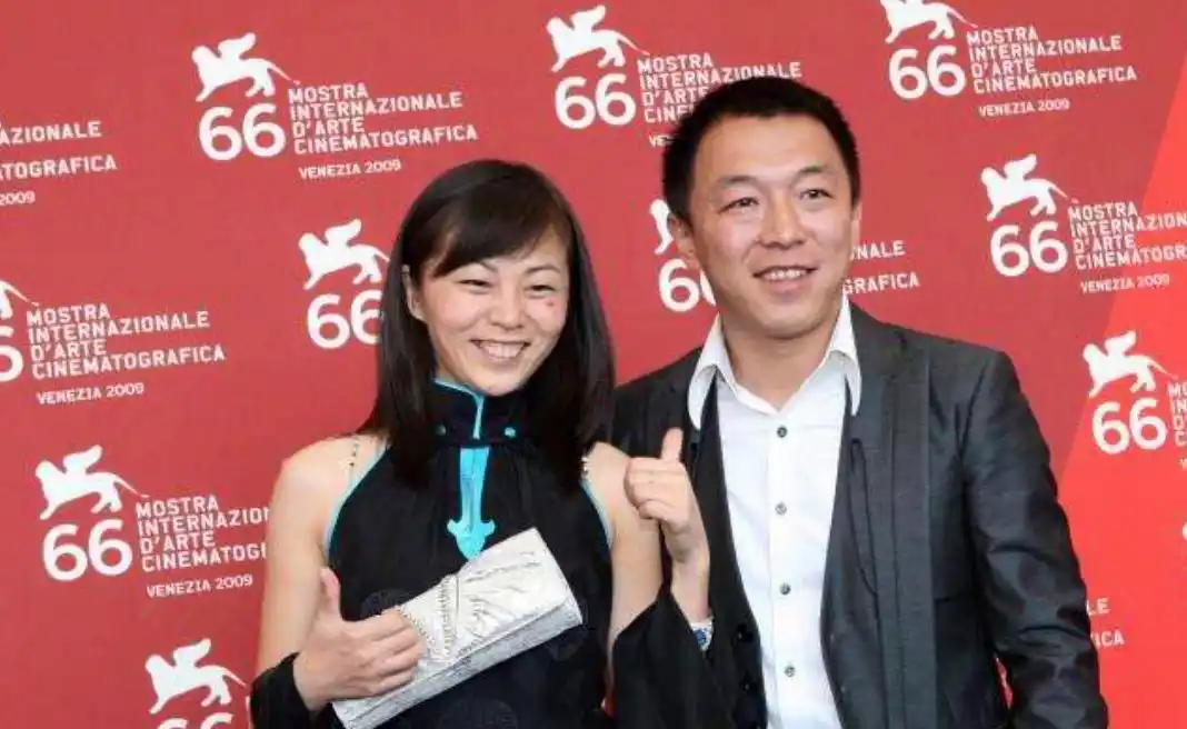 黄渤晒照亲自辟谣出轨神秘女子系经纪人劝大家心存善良