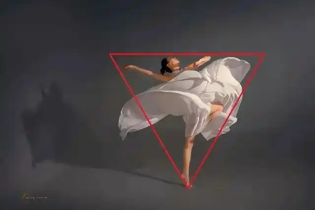 三角形构图法就是指利用画面中景物,按照三角形的结构进行构图拍摄.