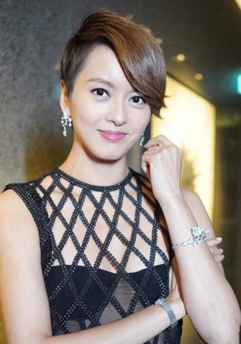 梁咏琪胆子也太大了点穿着镂空设计的黑色衣裙就出门真绝了