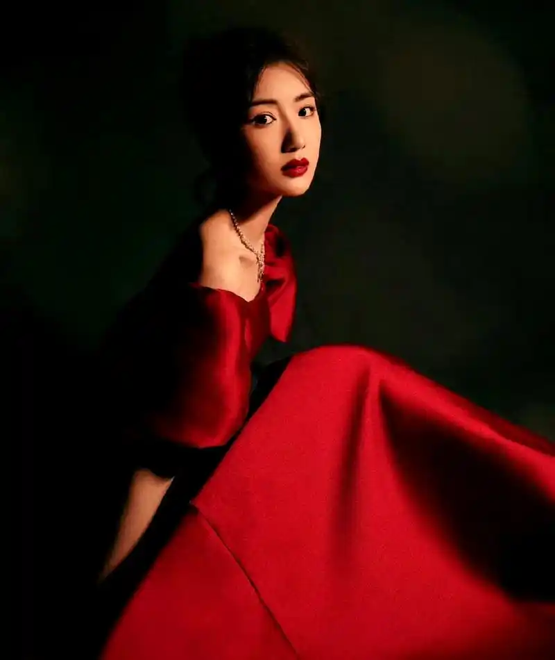 毛晓彤复古红裙好美