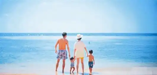 孙俪晒一家四口漫步海滩照女儿小花背影曝光图