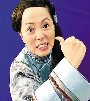 比如她,1963年出生于香港.靠跑龙套,演丑角出道.