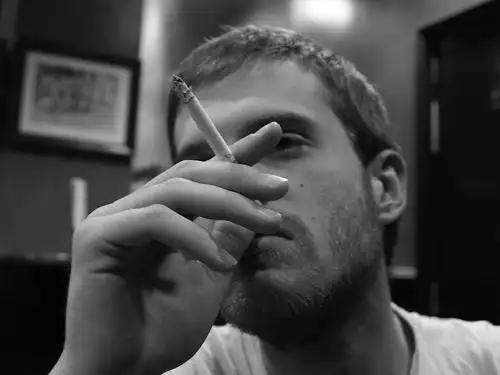 吸烟方式看穿男人性格软肋,超级准!