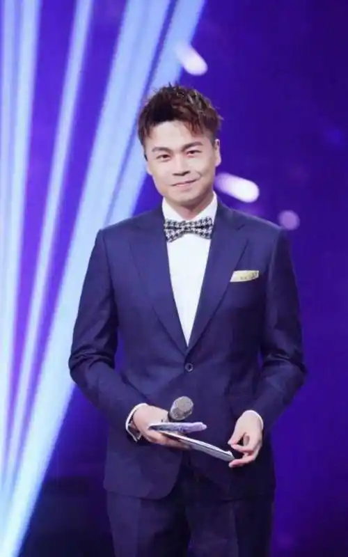 浙江台名嘴沈涛罕见与娇妻秀恩爱,对镜亲吻好甜蜜,女方被疑怀孕_腾讯