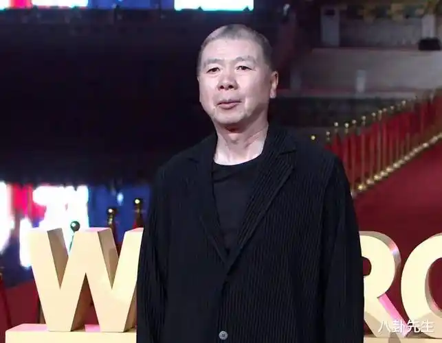 在魔鬼般的镜头下,官方身高176cm的大鹏出场时被拍成了只有150cm的