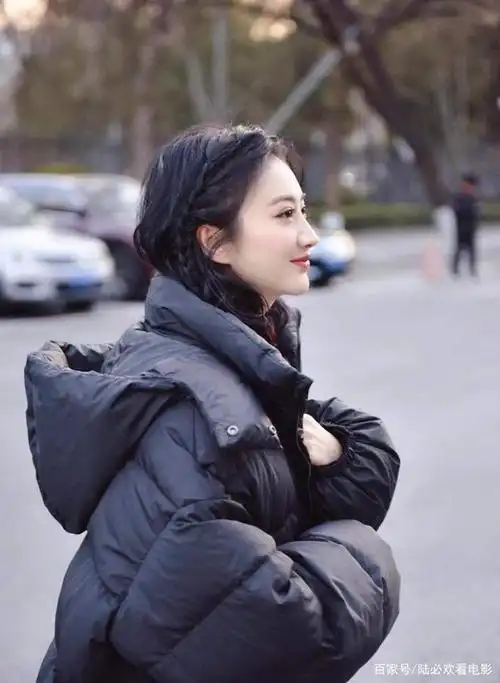 景甜的侧脸真是绝了,那挺拔的鼻子真是值千金.