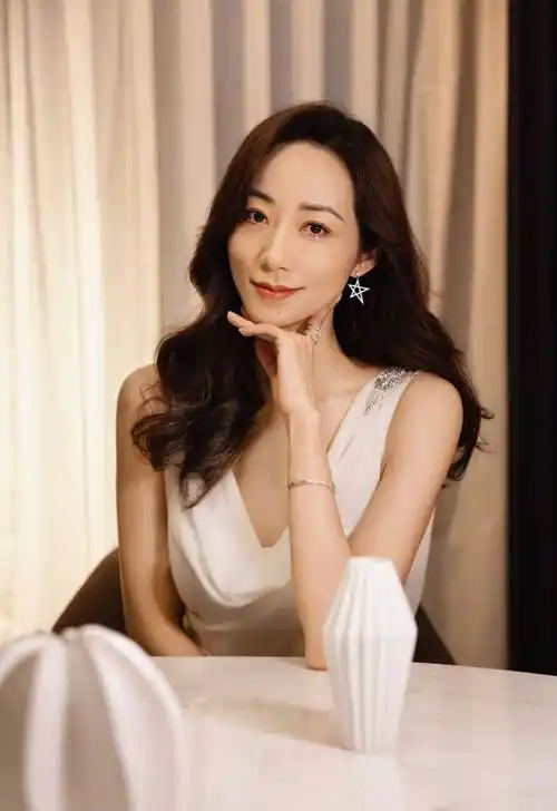 韩雪一身露肩白衣高冷气质写真_美得_网友