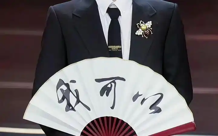 战战微博之夜这个转身和单手收扇子,真的绝了.#肖战 #肖战西装杀