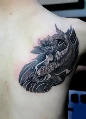 精美鲤鱼背部纹身