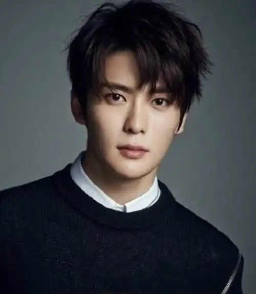 三七分遮额发型很青春有个性,一般年轻的男生喜欢凌乱一点的,头顶保持