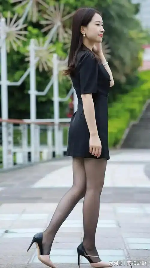外拍穿黑色v领短裙搭配黑丝拼色高跟鞋的美女可爱性感