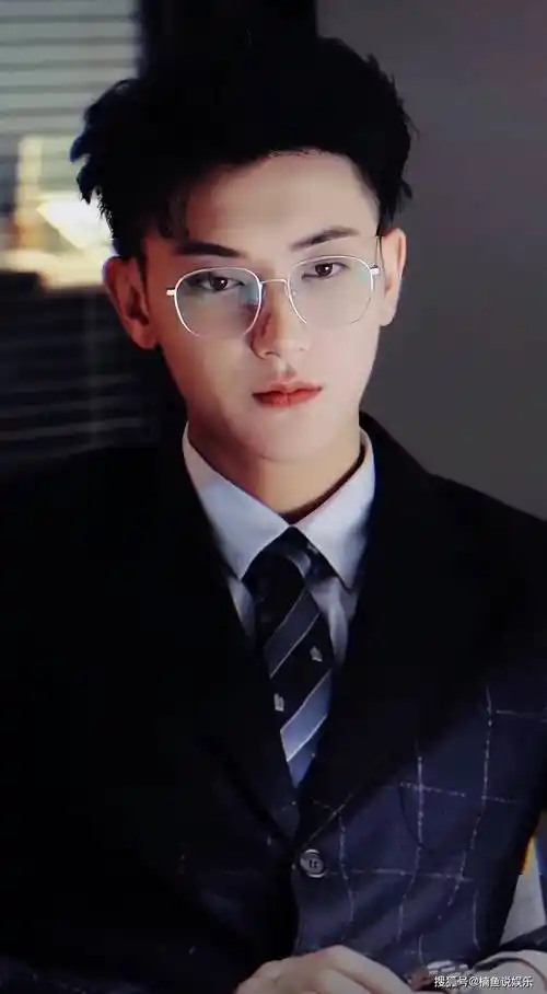 黄子韬认真起来好帅戴金丝眼镜上演温柔霸总与宋祖儿搭档好甜