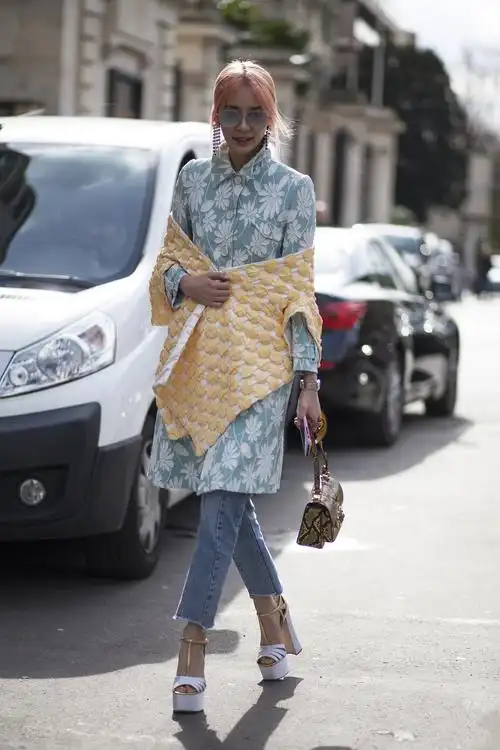 巴黎时装周秀场外街拍:时尚达人教你初秋如何穿搭