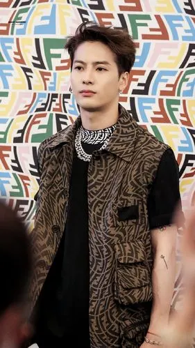 王嘉尔(已升title)的今日份fendi活动生图,修图师可以原地.