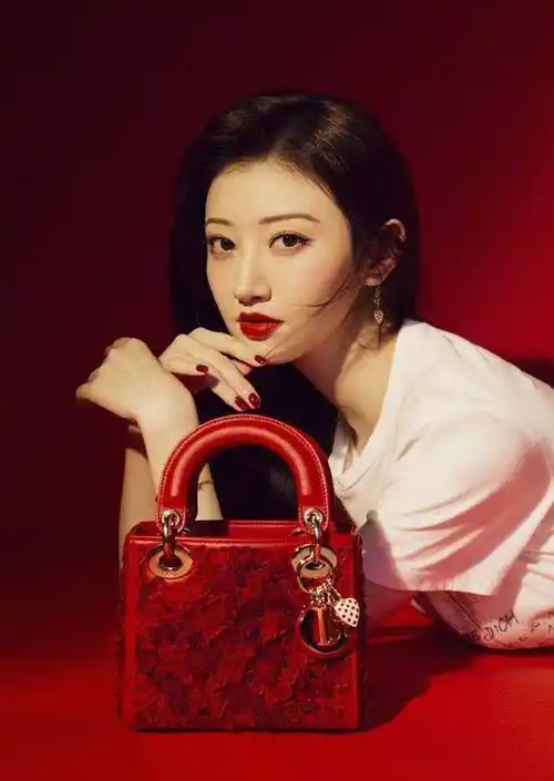 至于上衣的搭配,景甜走了极简风,选了一件白色t恤掖进红色半裙,夏天穿