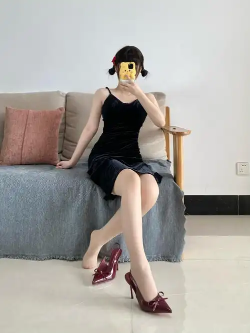 红色高跟鞋配黑裙真的绝!