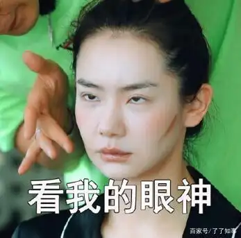 基因太强大了!戚薇和女儿lucky连翻白眼动作表情都一模一样