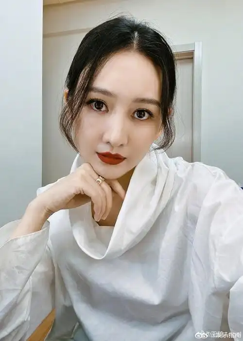 王鸥热辣红唇妆