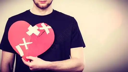 心碎的概念悲伤男人拿着爱标志人类感觉被石膏所恢复情人节悲伤的被