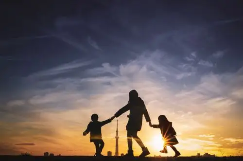 日本一老爸偷拍儿女照片火遍朋友圈暖哭无数人爱你就是目送你的背影渐