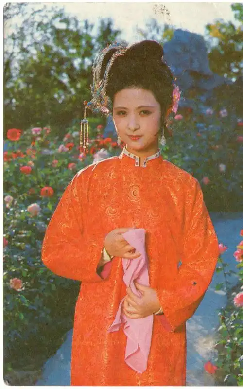 大红小袄,大红裙子,真正的喜气不尽.