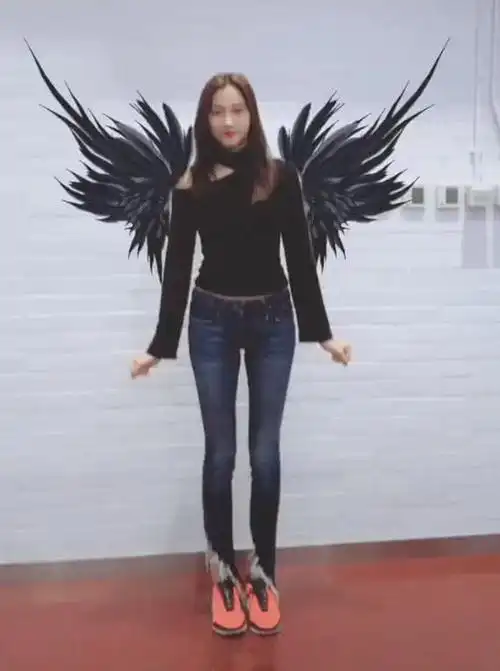 关晓彤这是怎么了穿牛仔裤胯部这么显宽网友鹿晗该怎么想