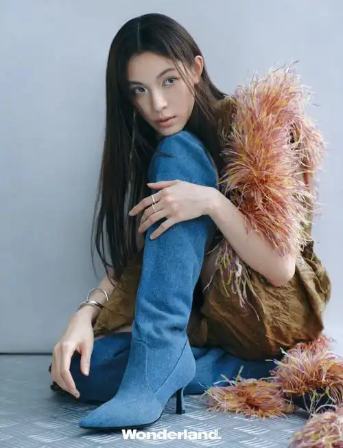 钟楚曦wonderland封面大片#作为新生代演员,@钟楚曦身上有很多优秀的